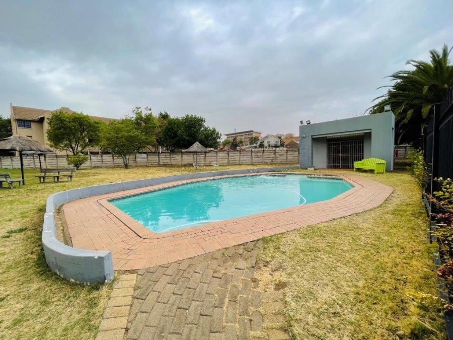 2 Bedroom Property for Sale in Mulbarton Gauteng