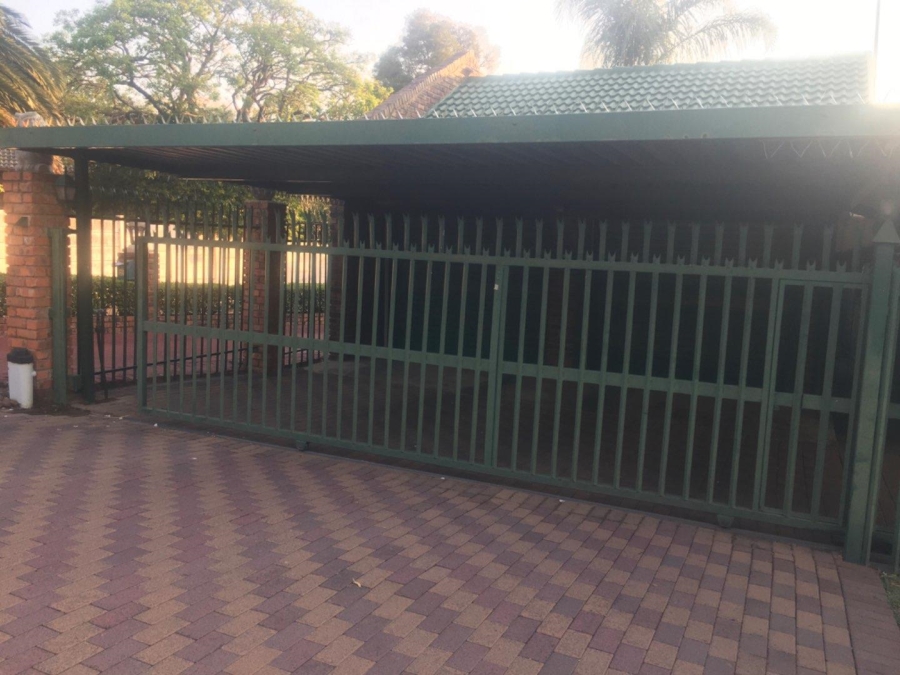 4 Bedroom Property for Sale in Rooihuiskraal Gauteng