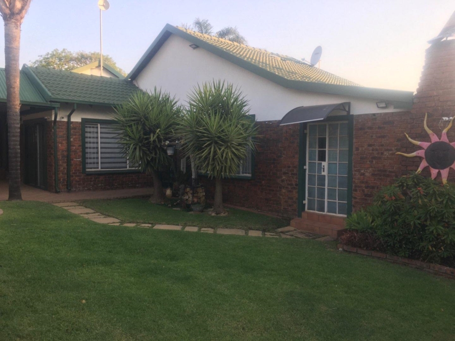 4 Bedroom Property for Sale in Rooihuiskraal Gauteng