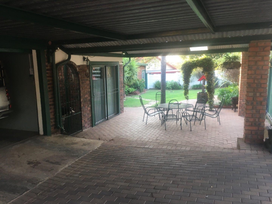 4 Bedroom Property for Sale in Rooihuiskraal Gauteng