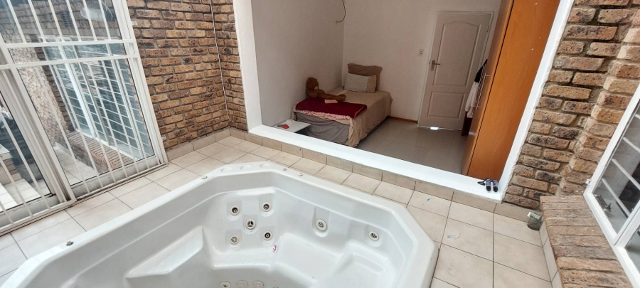 4 Bedroom Property for Sale in Bassonia Gauteng