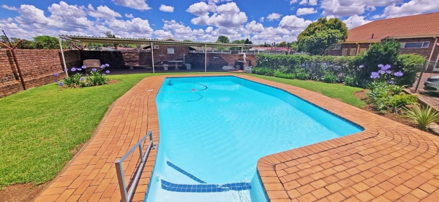 To Let 2 Bedroom Property for Rent in Brackendowns Gauteng