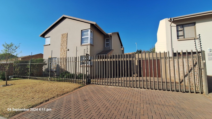 To Let 4 Bedroom Property for Rent in Pomona Gauteng