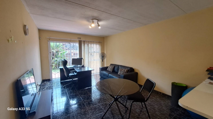 To Let 2 Bedroom Property for Rent in Buccleuch Gauteng