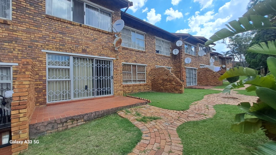 To Let 2 Bedroom Property for Rent in Buccleuch Gauteng