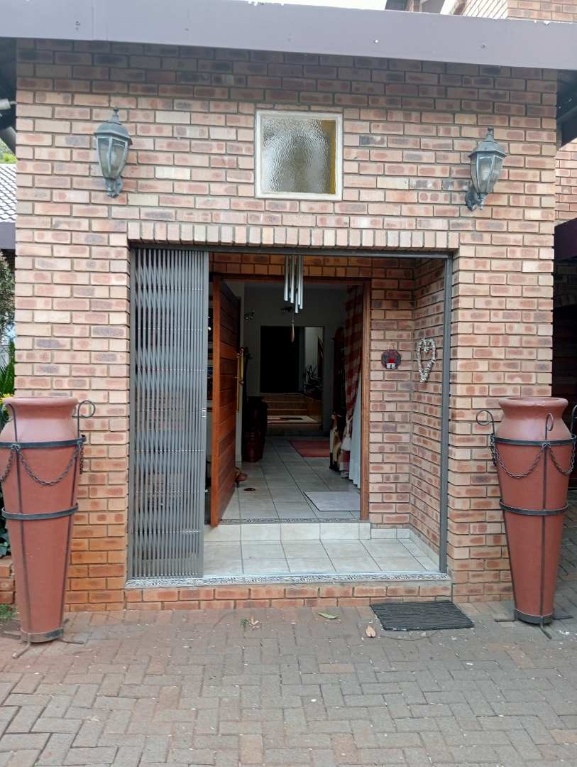 5 Bedroom Property for Sale in La Montagne Gauteng