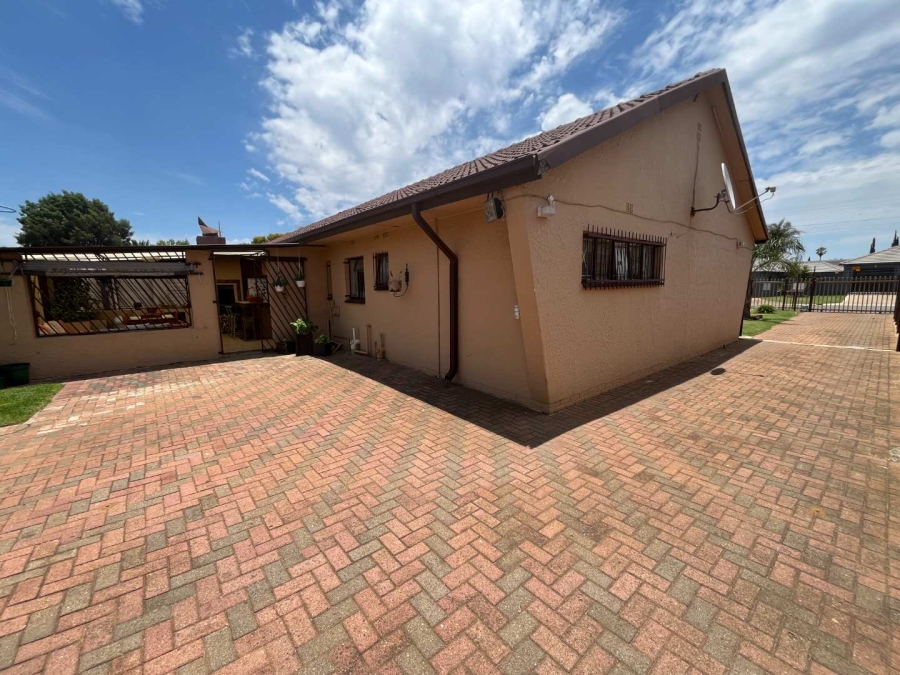 4 Bedroom Property for Sale in Greenhills Gauteng