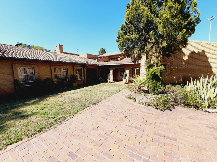 6 Bedroom Property for Sale in Marlboro Gardens Gauteng