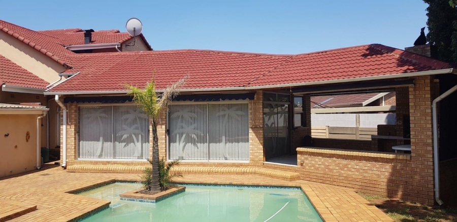 6 Bedroom Property for Sale in Brackenhurst Gauteng