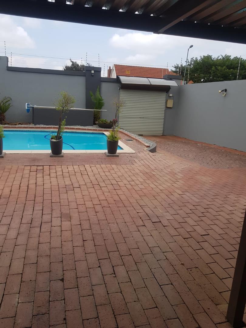 To Let 2 Bedroom Property for Rent in Melrose Gauteng