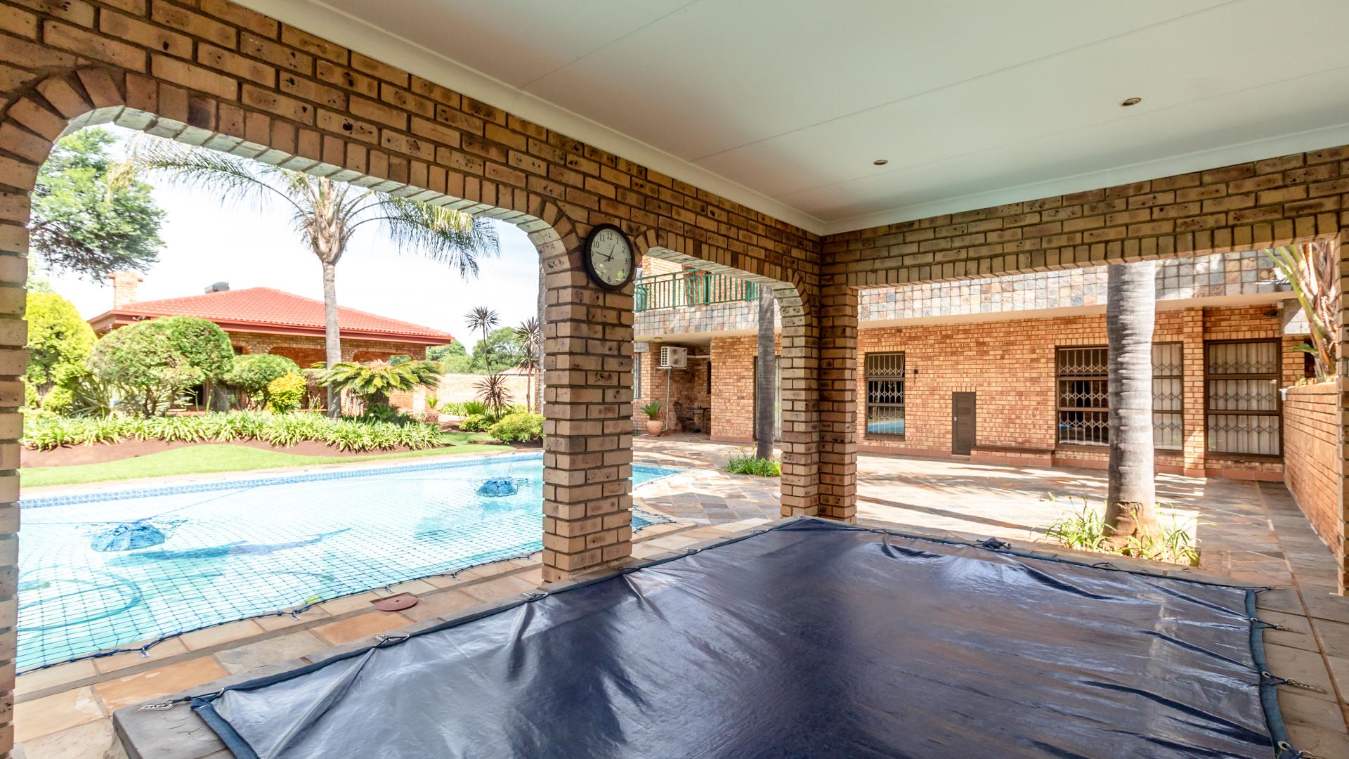 6 Bedroom Property for Sale in Raslouw A H Gauteng