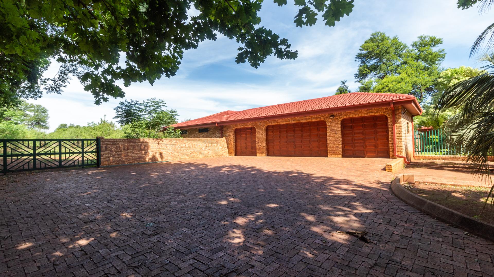 6 Bedroom Property for Sale in Raslouw A H Gauteng