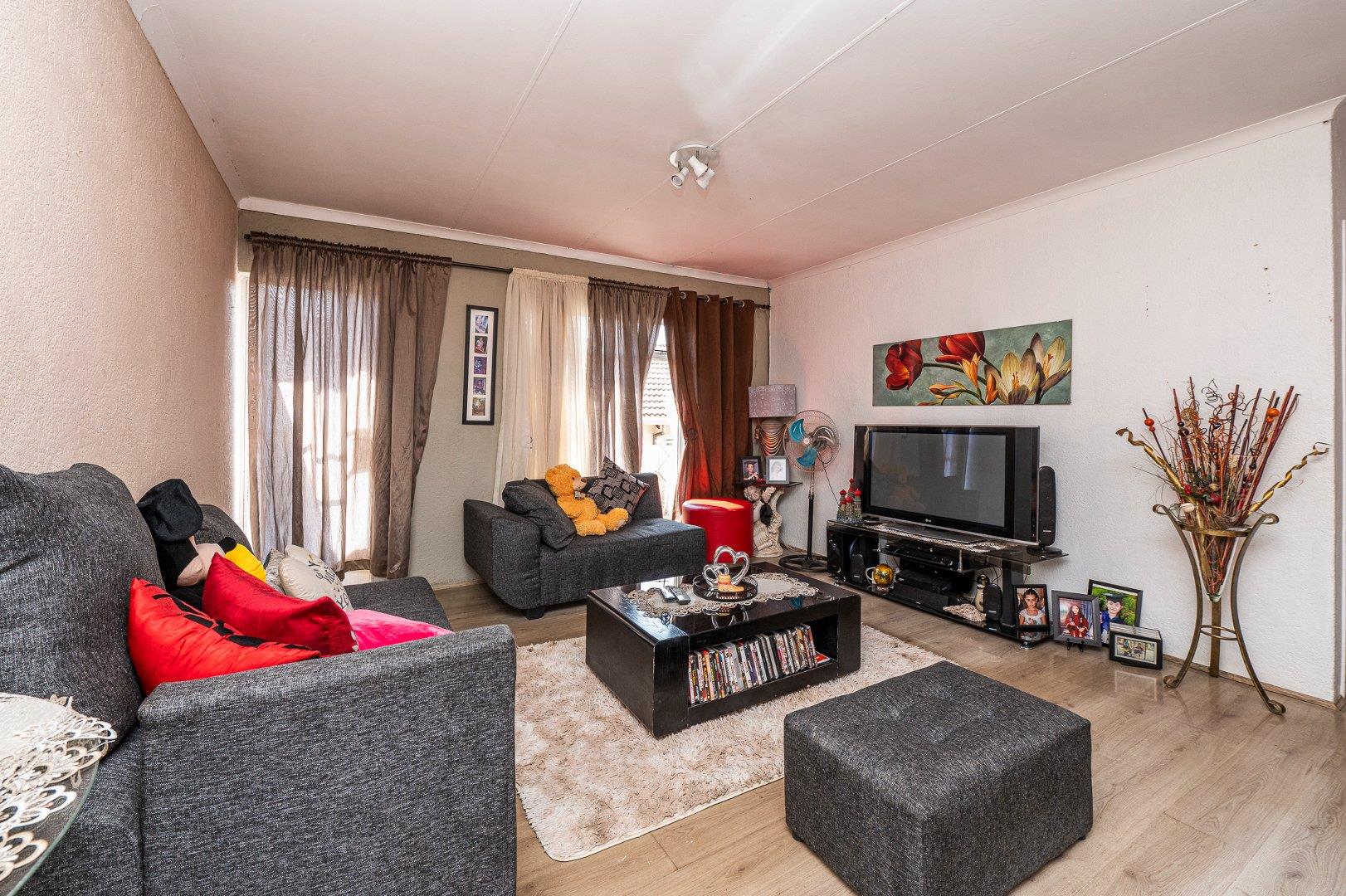 2 Bedroom Property for Sale in Linmeyer Gauteng