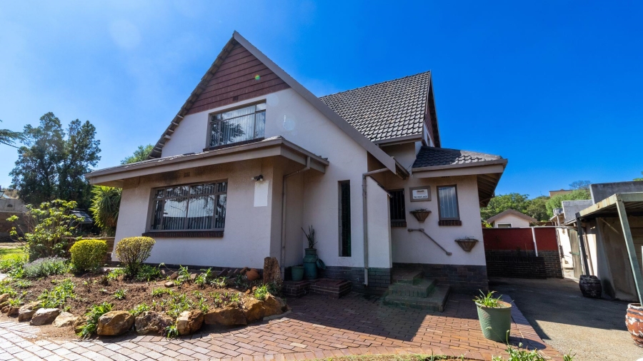 5 Bedroom Property for Sale in Linmeyer Gauteng