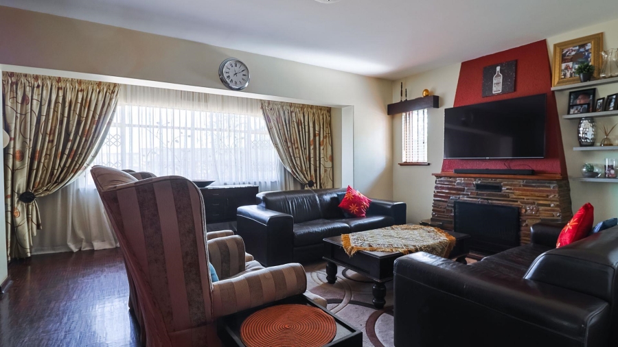 5 Bedroom Property for Sale in Linmeyer Gauteng