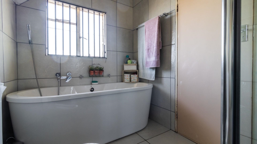 5 Bedroom Property for Sale in Linmeyer Gauteng