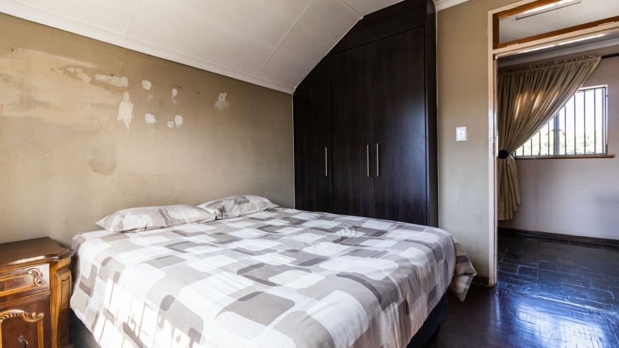 5 Bedroom Property for Sale in Linmeyer Gauteng