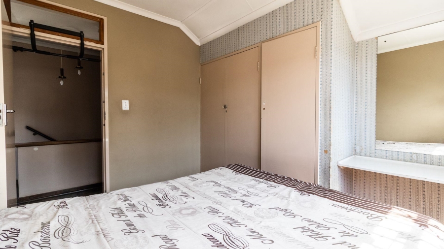 5 Bedroom Property for Sale in Linmeyer Gauteng