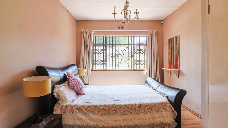 5 Bedroom Property for Sale in Linmeyer Gauteng