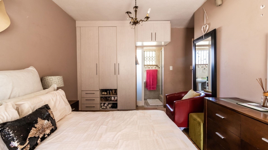 5 Bedroom Property for Sale in Linmeyer Gauteng