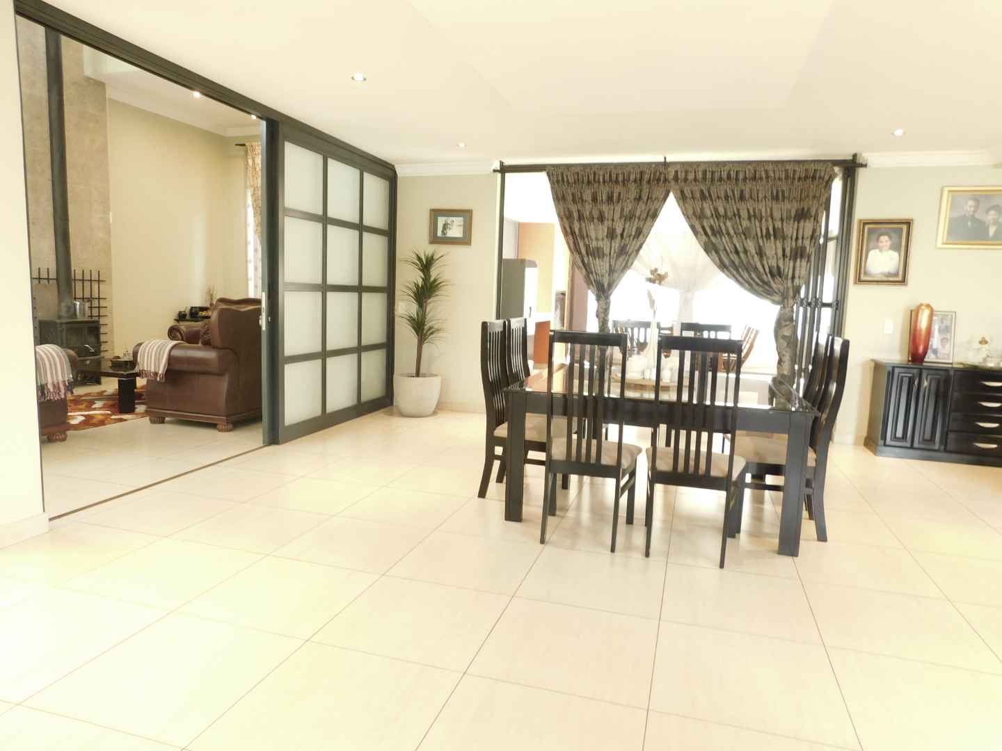 To Let 4 Bedroom Property for Rent in Bryanston Gauteng