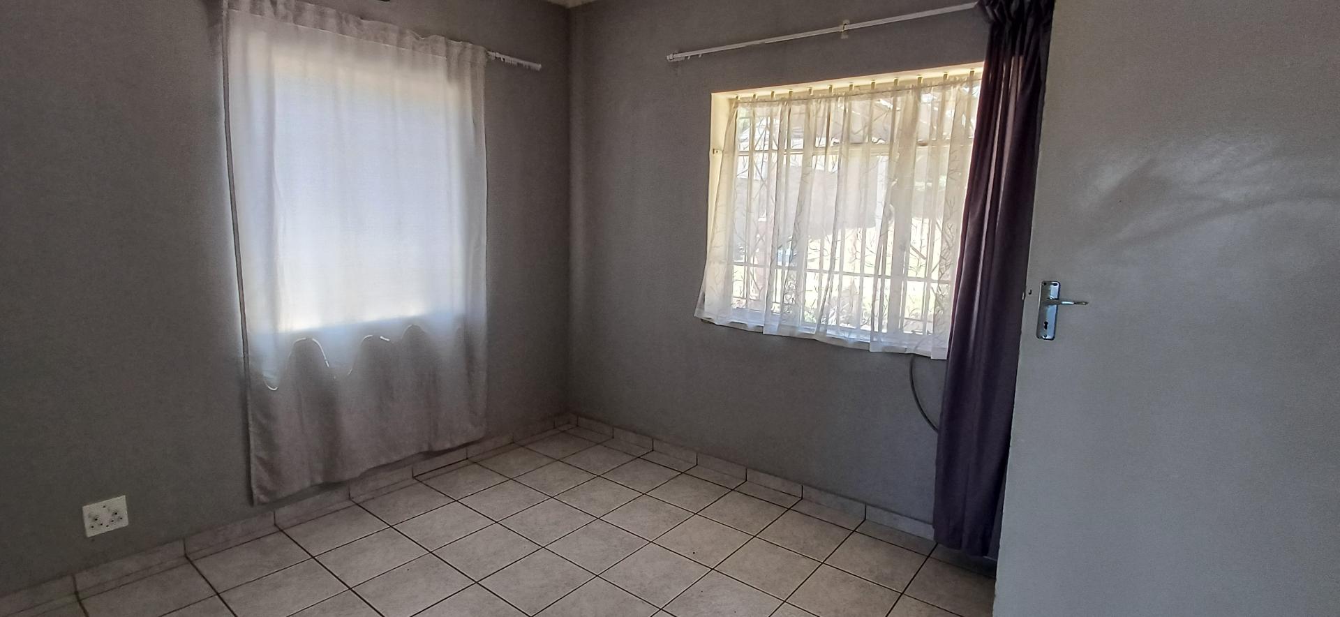 3 Bedroom Property for Sale in Linmeyer Gauteng