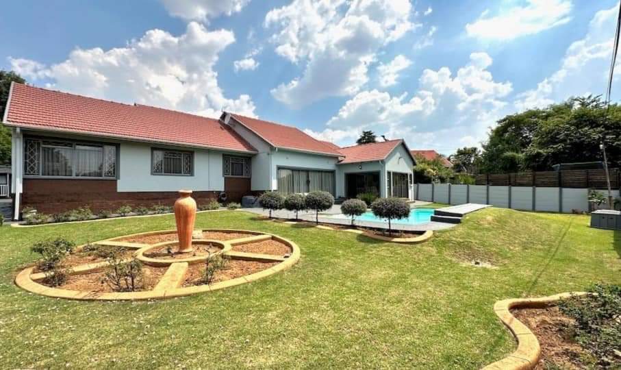 5 Bedroom Property for Sale in Glen Marais Gauteng