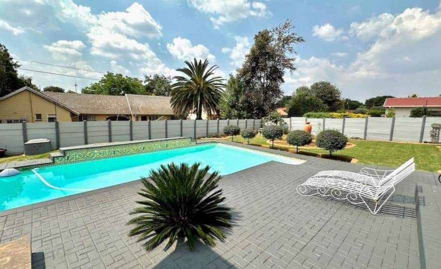 5 Bedroom Property for Sale in Glen Marais Gauteng