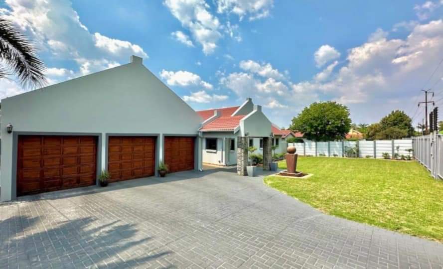 5 Bedroom Property for Sale in Glen Marais Gauteng