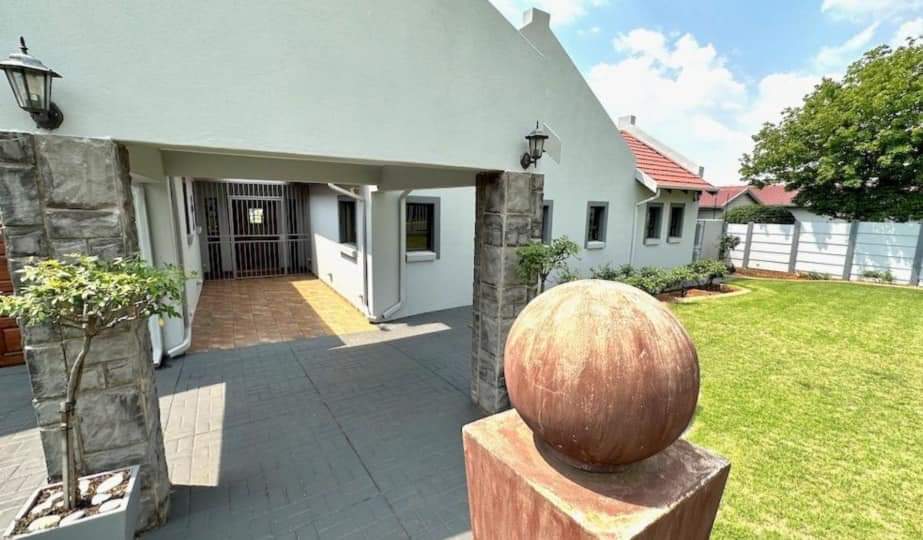 5 Bedroom Property for Sale in Glen Marais Gauteng