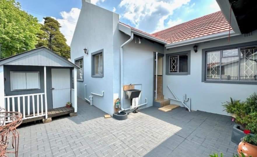 5 Bedroom Property for Sale in Glen Marais Gauteng