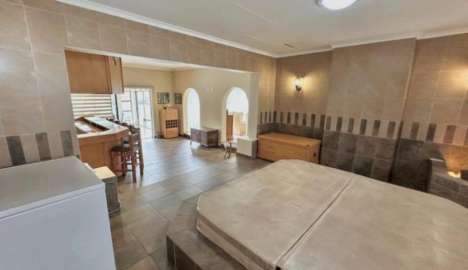 5 Bedroom Property for Sale in Glen Marais Gauteng