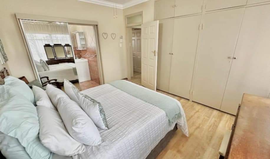 5 Bedroom Property for Sale in Glen Marais Gauteng