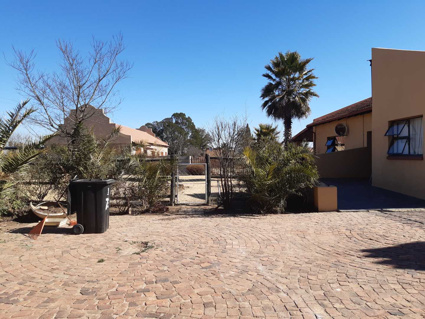 6 Bedroom Property for Sale in Crystal Park Gauteng