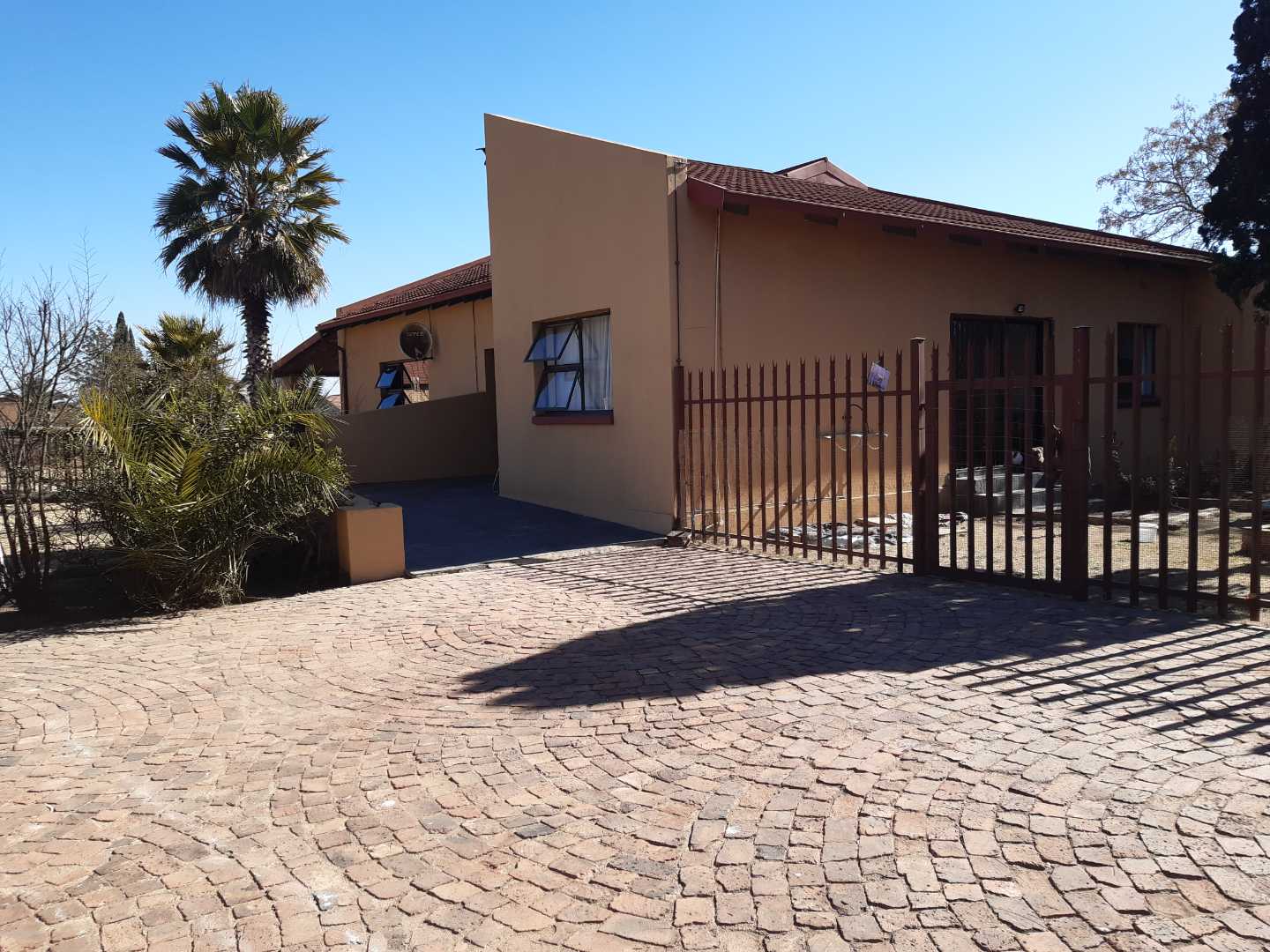 6 Bedroom Property for Sale in Crystal Park Gauteng