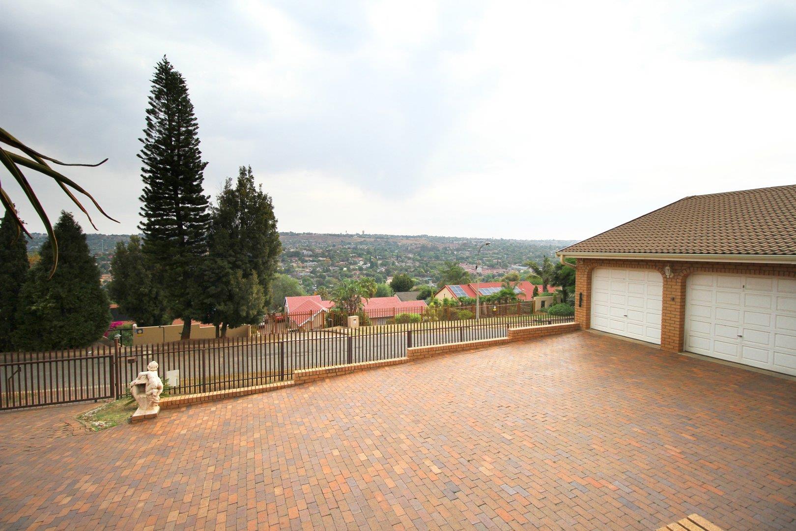 4 Bedroom Property for Sale in Wilro Park Gauteng