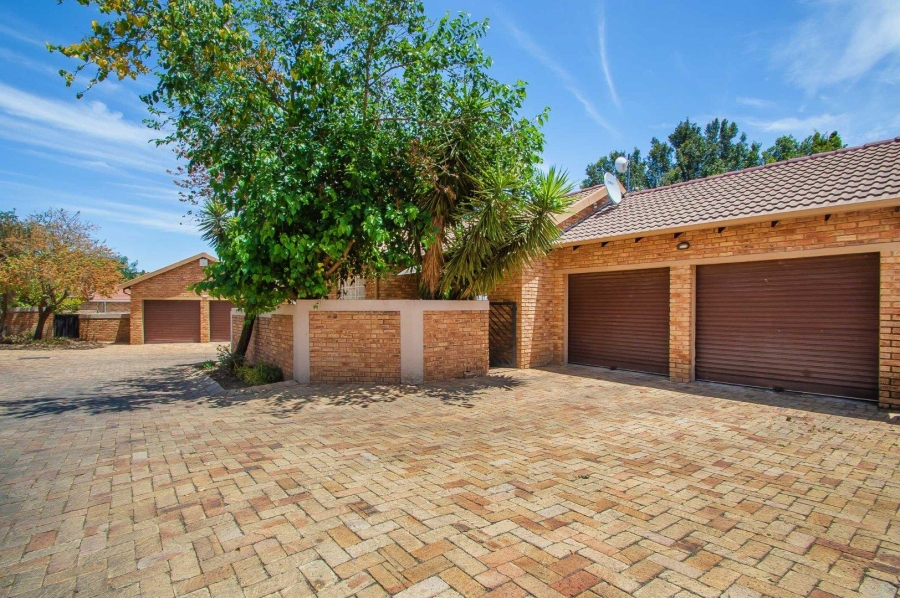 2 Bedroom Property for Sale in Honeydew Manor Gauteng