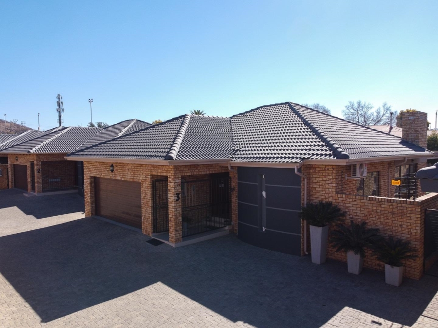 To Let 3 Bedroom Property for Rent in New Redruth Gauteng