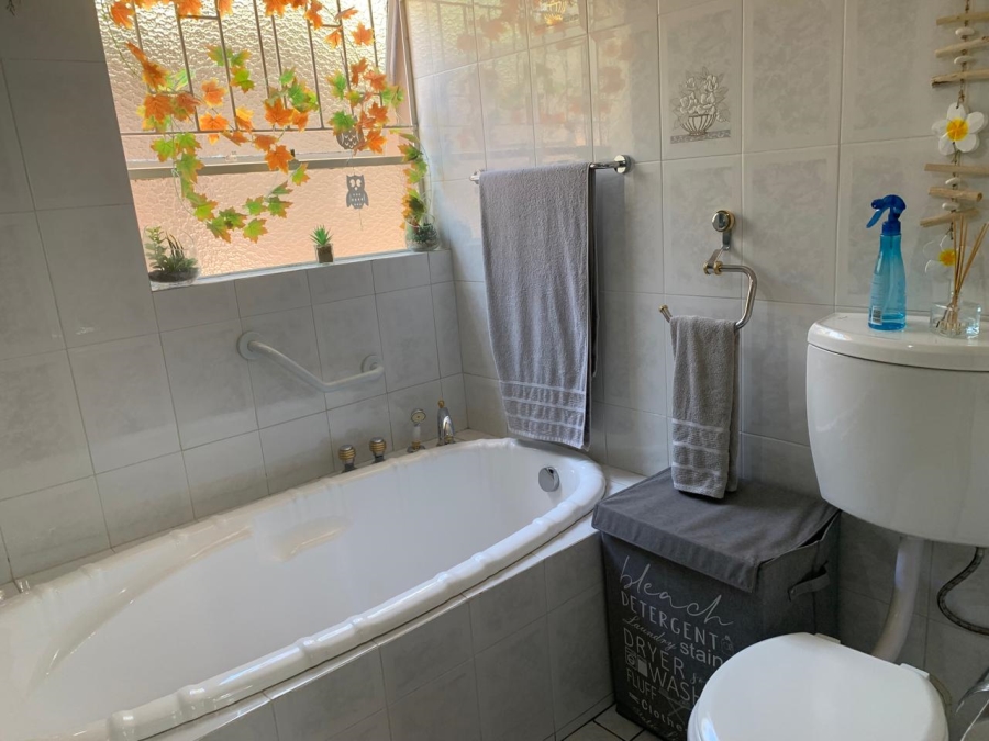 4 Bedroom Property for Sale in Glen Marais Gauteng