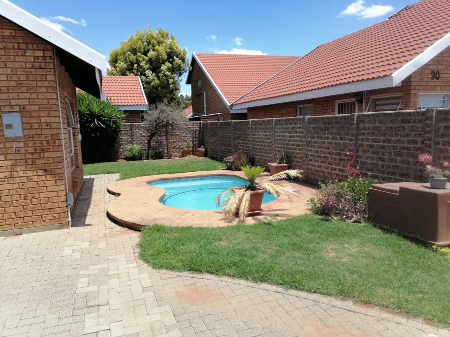 2 Bedroom Property for Sale in Bonaero Park Gauteng