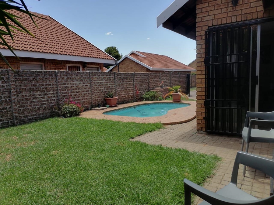 2 Bedroom Property for Sale in Bonaero Park Gauteng