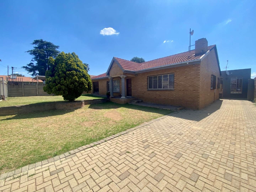 To Let 3 Bedroom Property for Rent in Lewisham Gauteng