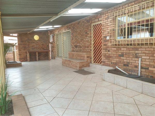 6 Bedroom Property for Sale in Winchester Hills Gauteng