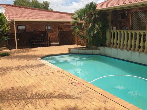 6 Bedroom Property for Sale in Winchester Hills Gauteng