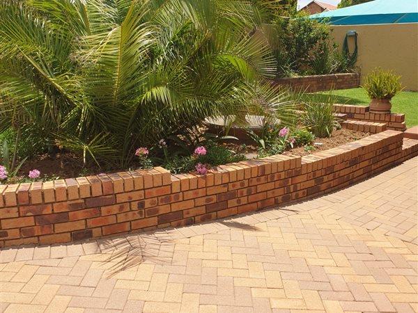 6 Bedroom Property for Sale in Winchester Hills Gauteng