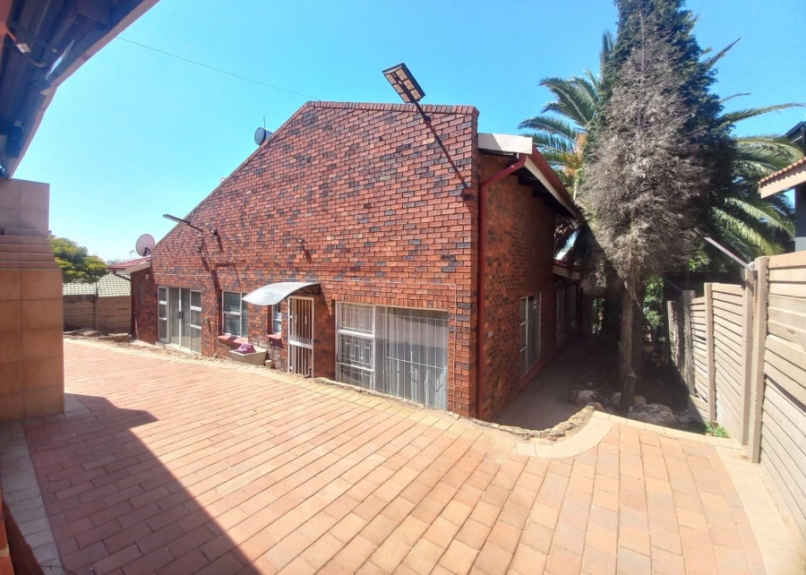 4 Bedroom Property for Sale in Erasmia Gauteng