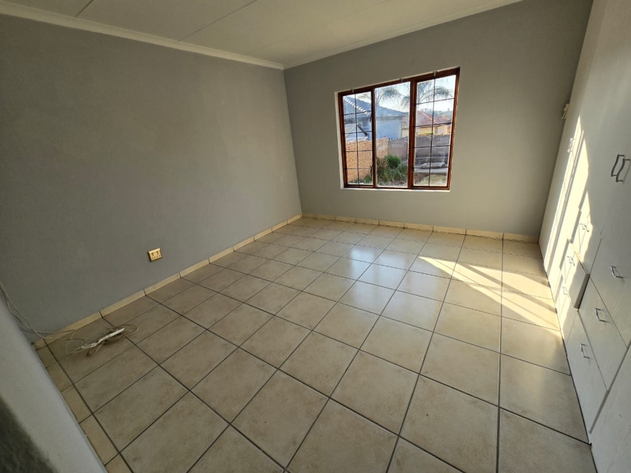 To Let 4 Bedroom Property for Rent in Thatchfield Estate Gauteng