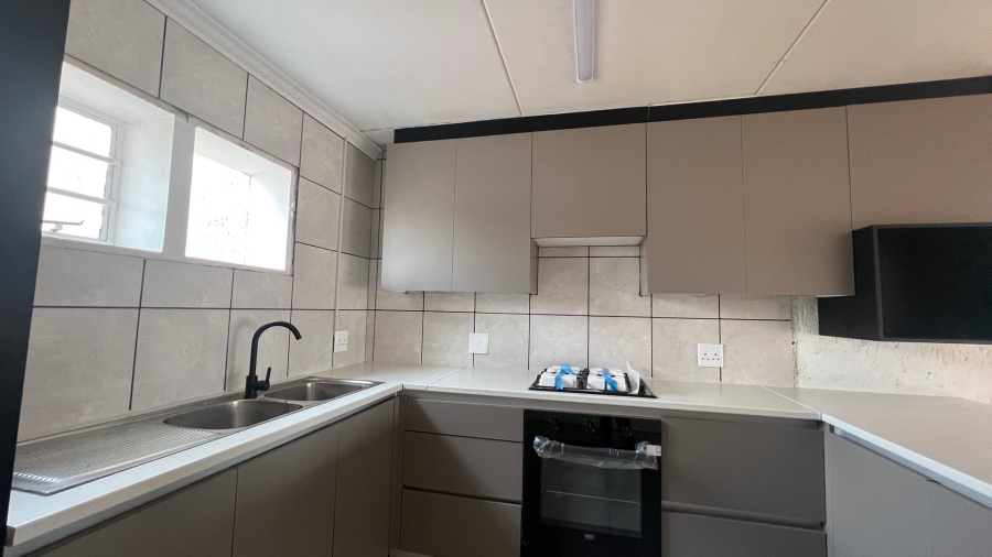 To Let 2 Bedroom Property for Rent in Mondeor Gauteng