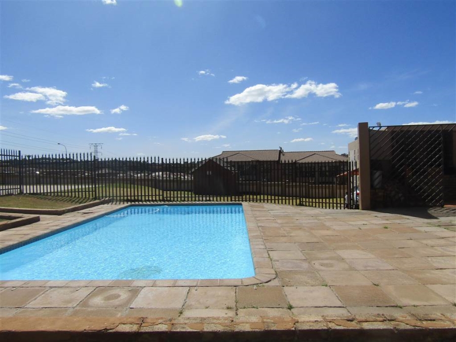 To Let 2 Bedroom Property for Rent in Mondeor Gauteng