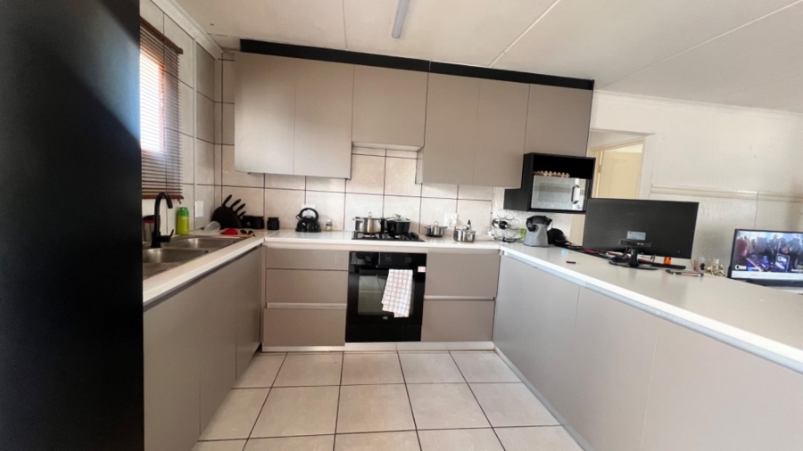 To Let 2 Bedroom Property for Rent in Mondeor Gauteng